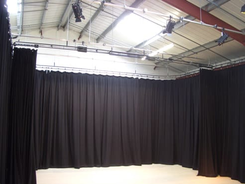 TELAS ESCÉNICAS IGNÍFUGAS – CORTINAS Y ASIENTOS